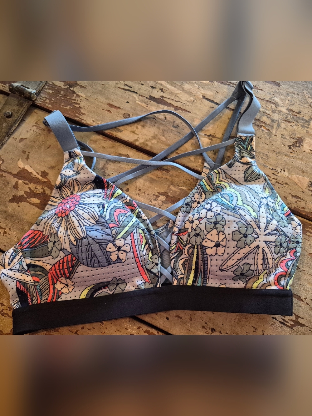 Chic Sports Bra Bundle: Pro Fit Small & Victoria Sport 32B Athleisure Lot - Picture 5 of 7